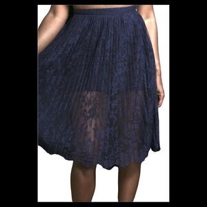 Brand New Lacy Overlay Skirt – Size 6